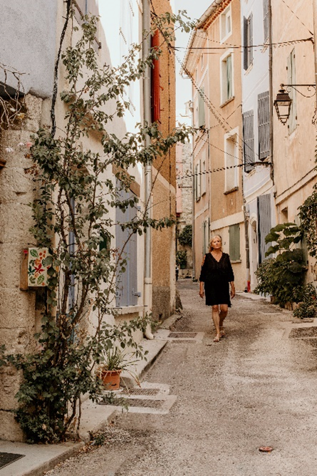 Magali BRETON dans une rue de Malaucène, photo Muriel PIC y