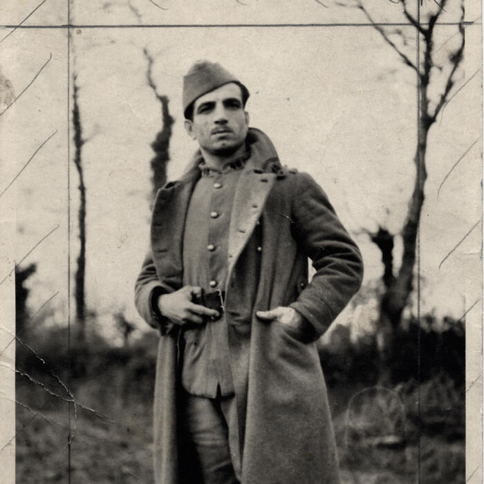 Portrait de Missak Manouchian (1906-1944), poète, journaliste, syndicaliste, résistant arménien, en tenue de soldat, en permission. Archives MANOUCHIAN/ROGER-VIOLLET y
