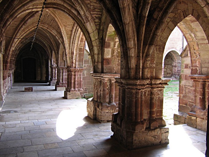 Cloître de l'abbaye de Luxeuil-les-Bains y