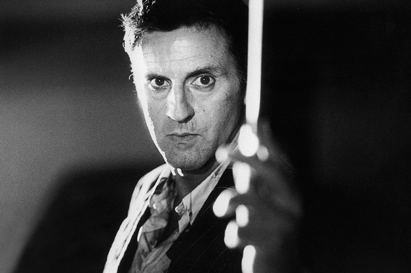 Daniel Auteuil dans le rôle de Gabor (lanceur de couteaux dans La fille sur le pont de Patrice Leconte), 1999 y