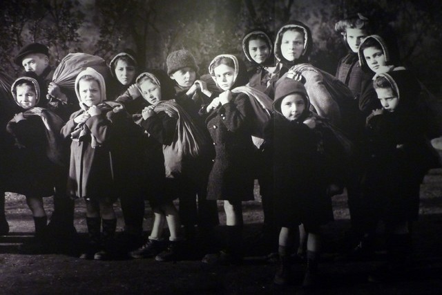 Menacés de rafle, ces enfants d'un orphelinat de la Varenne, sont évacués par le Comité Amelot en mars 1943 et placés dans des familles non juives à la campagne. Crédit image : TV5Monde y