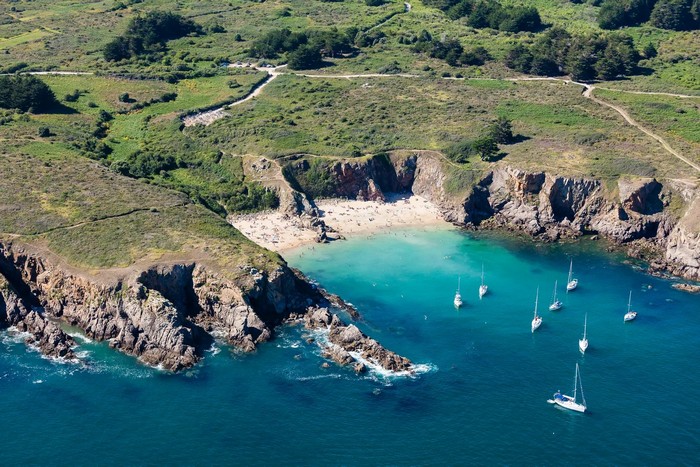Illustration : © vogue.fr, Ile d'Yeu, plage des Soux y